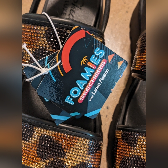 NWT SKECHERS LUXE FOAM LEOPARD PRINT VELCRO SANDALS - Picture 5 of 9